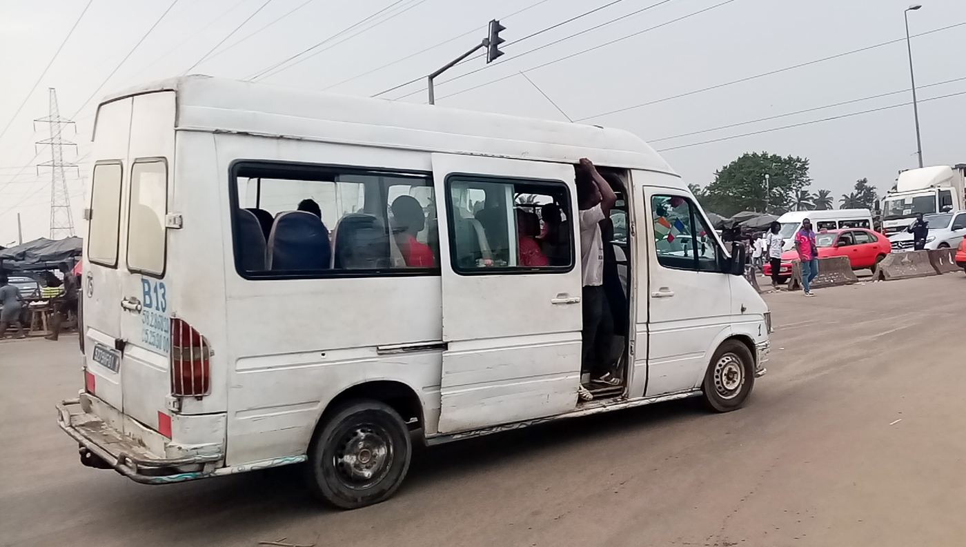 Illustration — À Adjamé, une coopérative inaugure une ligne de gbaka où chaque passager a une place assise (Société)