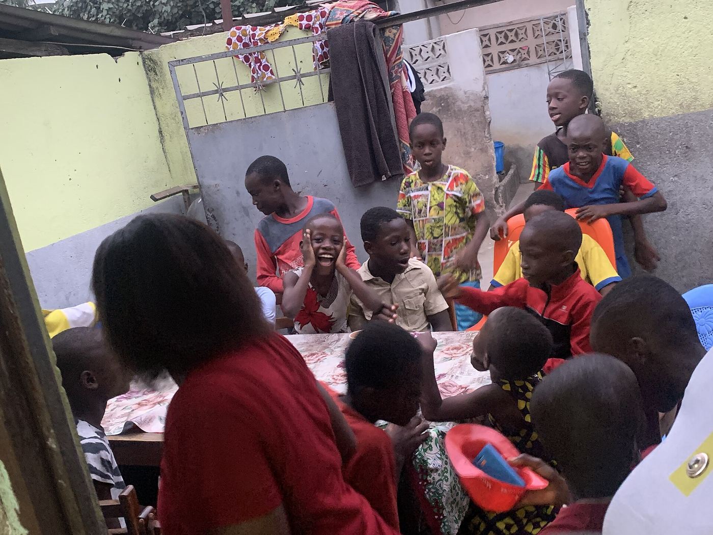 Illustration — À Yopougon, un quartier d'Abidjan interrompt provisoirement ses activités économiques pour suivre les Éléphants jusqu'en huitième de finale (Sport)