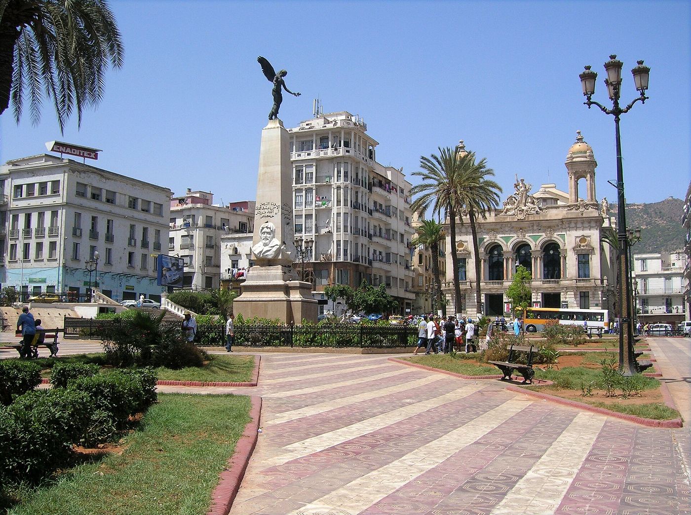 Illustration — Débordé par ses tables occupées à la journée, un café d'Oran facture désormais la chaise à la minute comme un taxi (Société)